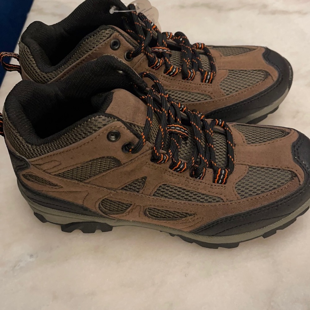 Boys hiker boots size 4